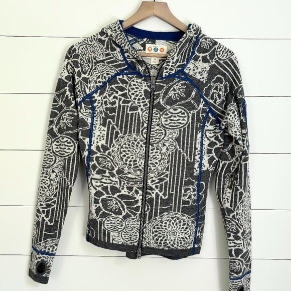 Title Nine grey and white pattern with bright blue accents jogger jacket - Picture 1 of 5